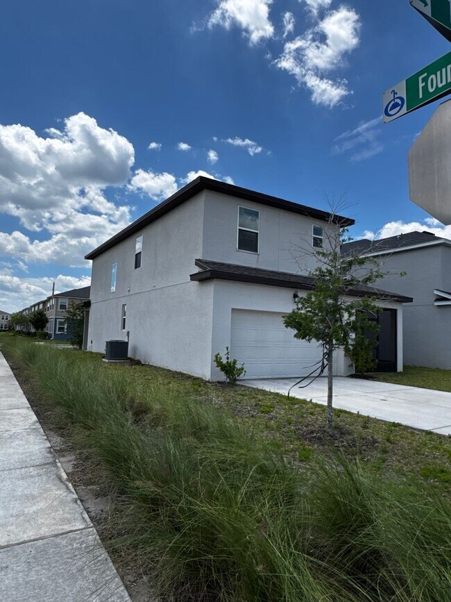 Building Photo - Spacios 4 Bedroom Home for Rent in Orlando - Available NOW!
