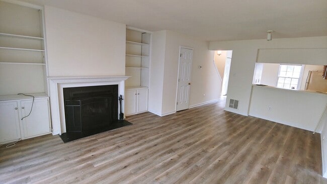 Building Photo - 2 BR/ 2.5 BA Two Bedroom Townhouse in the West End.