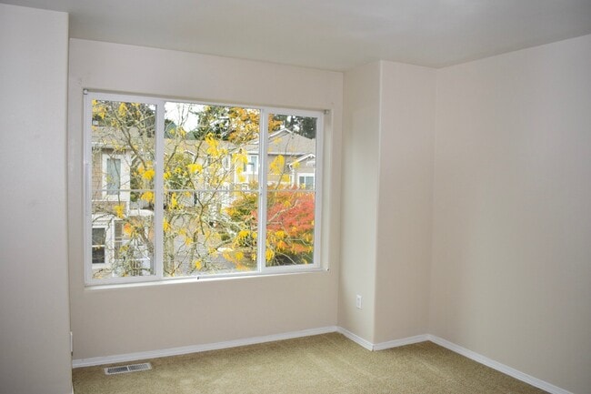 Building Photo - Gorgeous 2br/2.5ba Townhouse in Desirable ...