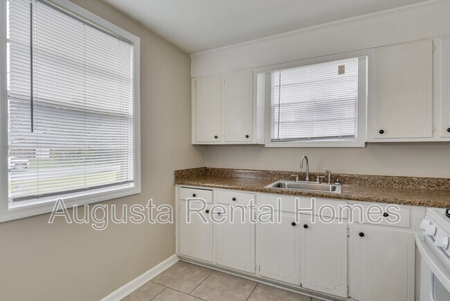 Building Photo - 323A Verdery Dr