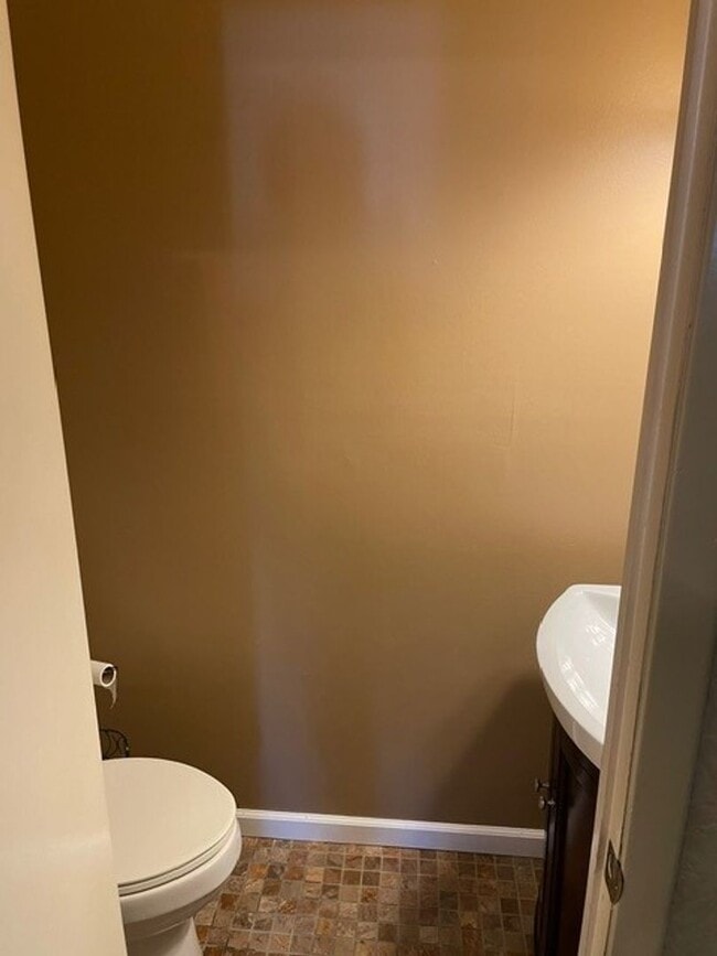 Building Photo - Stunning 6-Bedroom Home with Parking Spot and Large Yard! Available NOW!