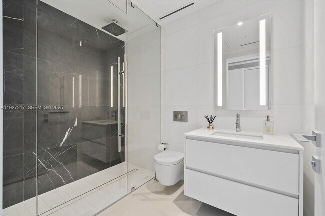 Building Photo - 300 Biscayne Blvd Way