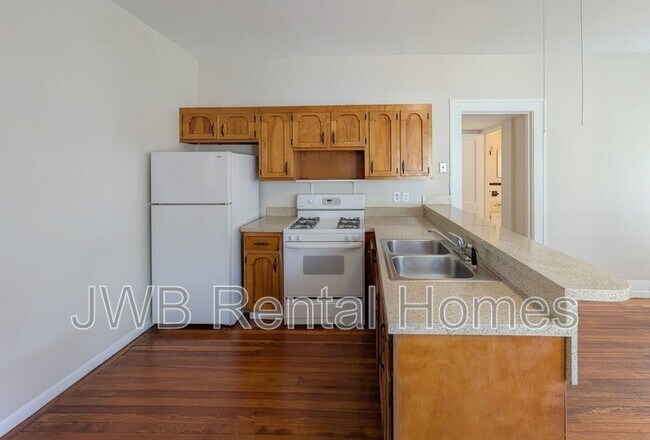 Building Photo - 2022 Dellwood Ave