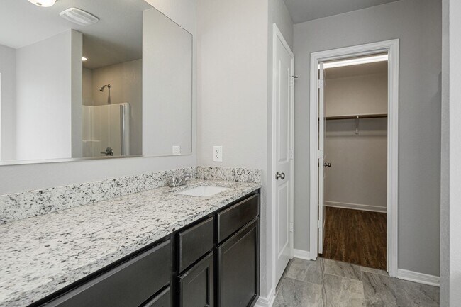 Building Photo - Bright & Cozy Home