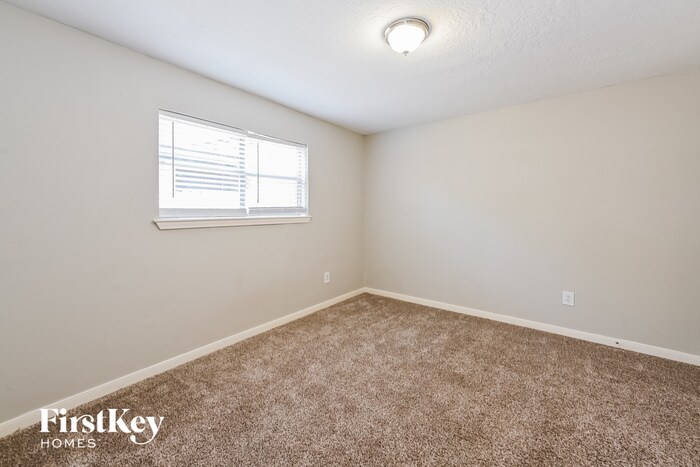 Building Photo - 15827 Pine Mountain Dr