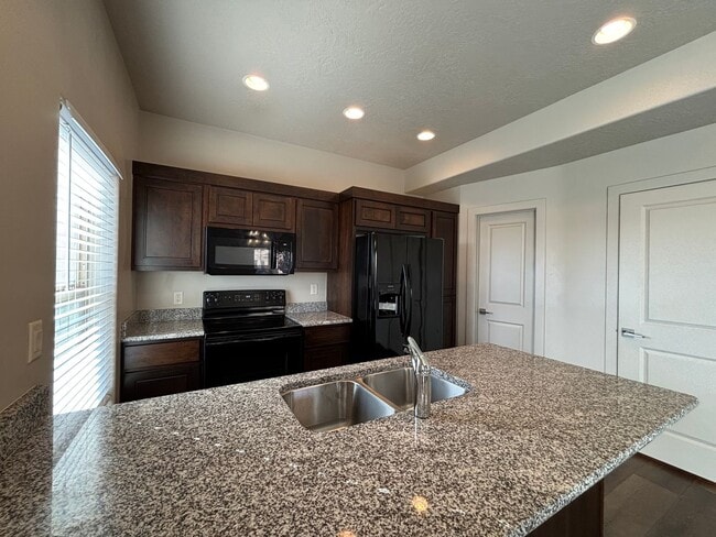 Building Photo - 2675 E 450 N