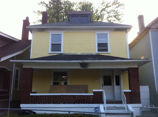 Building Photo - Great 4 bed 1.5 bath with detached garage ...