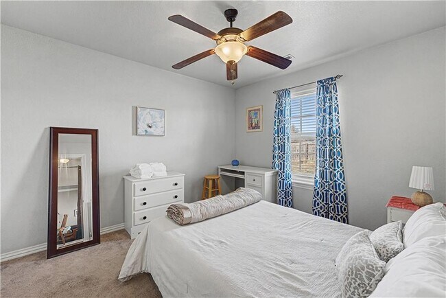 Building Photo - 706 Sedgwick Dr