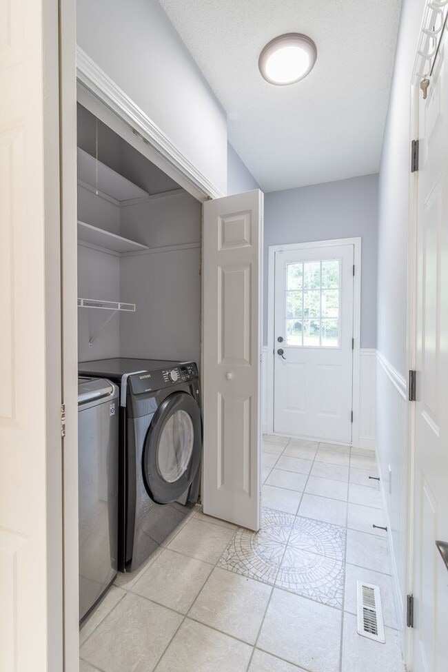 Building Photo - Charming Country Colonial on Cul-de-Sac, 4...