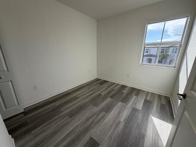 Building Photo - 2885 SE 25th Ave