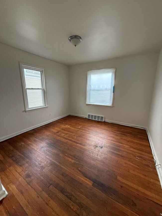 Building Photo - 3bd Single Euclid Cash Pay/Section 8
