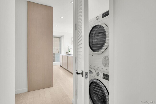 Building Photo - 138 E 50th St