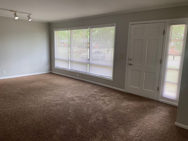 Building Photo - Charming 4 BR, 2 BA, Close to MTSU, 1 Car Garage, Large Carport