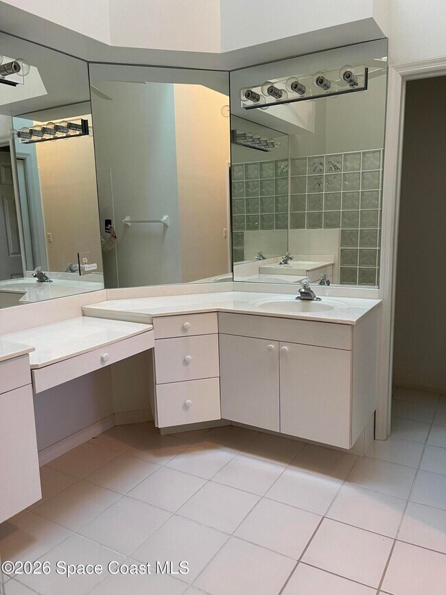 Building Photo - 729 Kenwood Cir