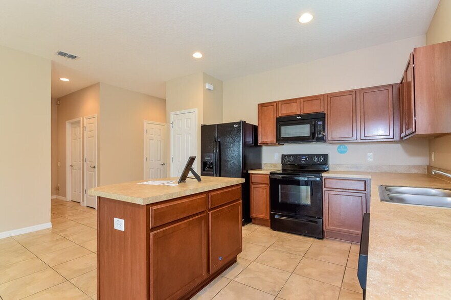 Building Photo - 10615 55th Ct E