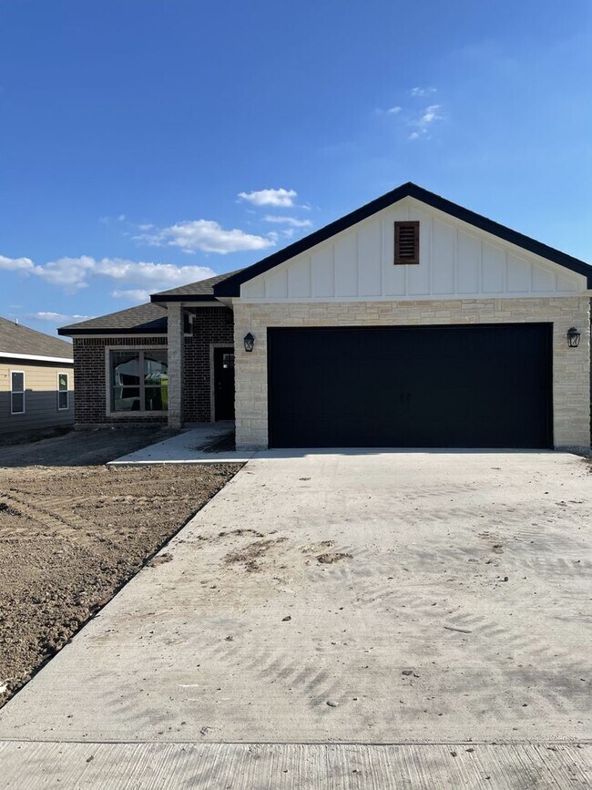 Building Photo - GORGEOUS 3-bedroom 2-bathroom home in Prairie Ridge! Half Off 1st Month's Rent!!
