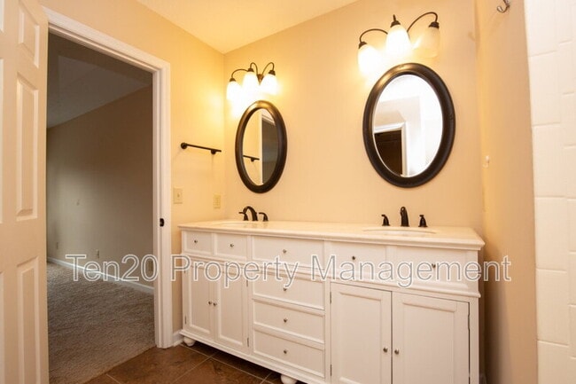 Building Photo - 11 Leah Ct