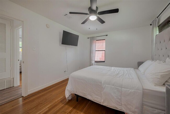 Building Photo - 8057 Ridgeview Dr
