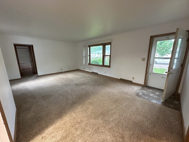Building Photo - 2104 Iowa St