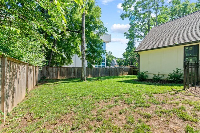 Building Photo - 2016 Sweetbriar Ave
