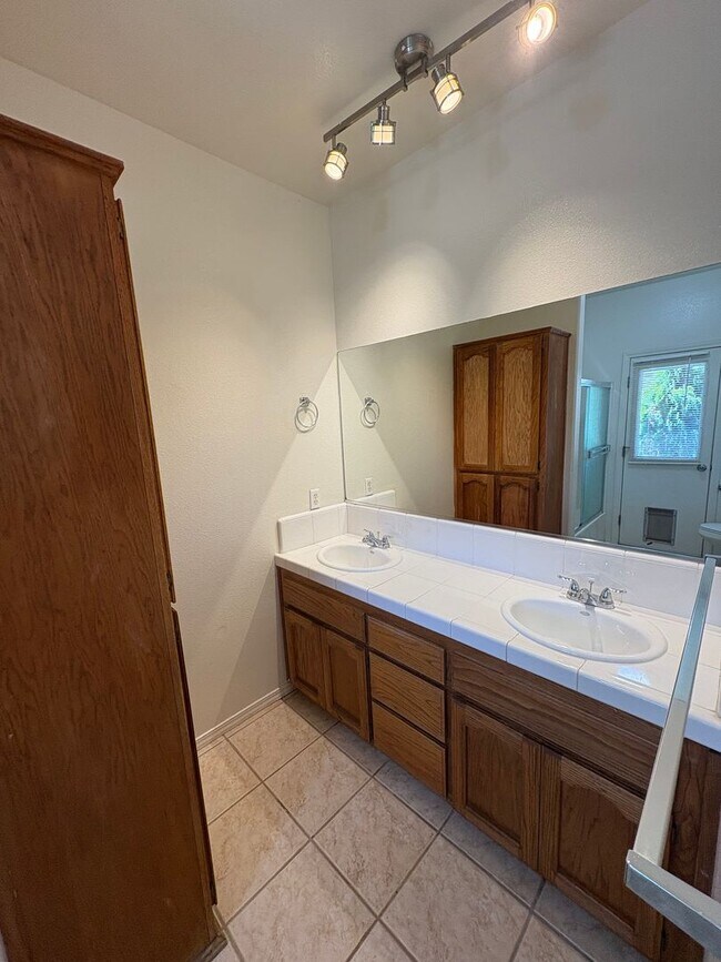 Building Photo - Gorgeous 4 Bedroom in NW Visalia!