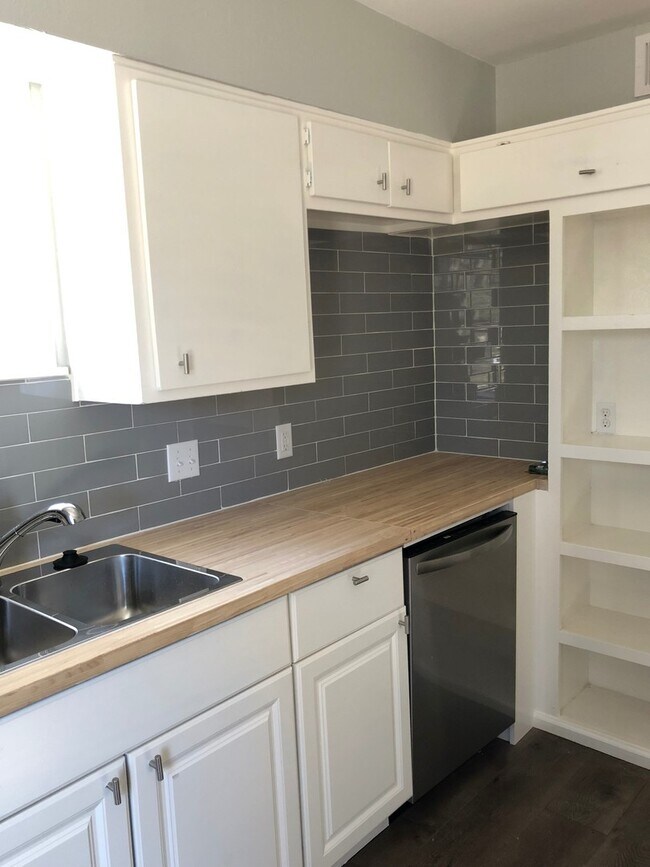 Building Photo - 3bed/1.5bath w/ Carport