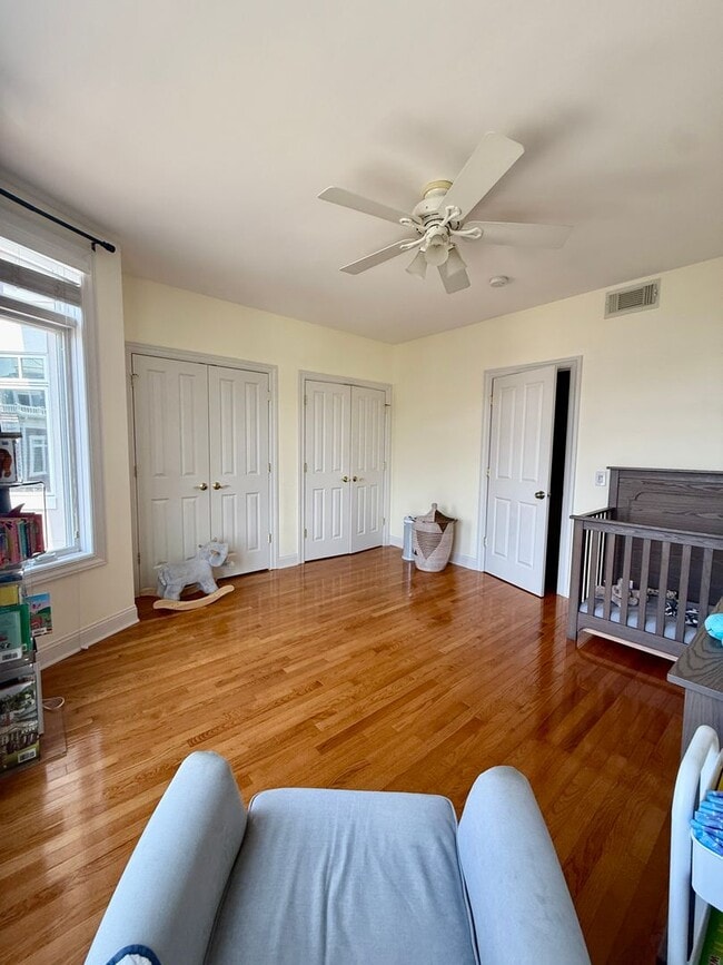 Building Photo - Spacious Townhouse Steps from Tarrytown Wa...