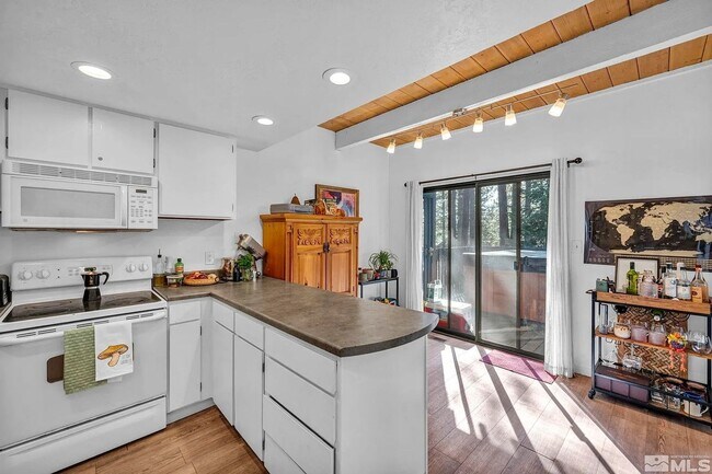 Building Photo - Unurnished condo Stateline