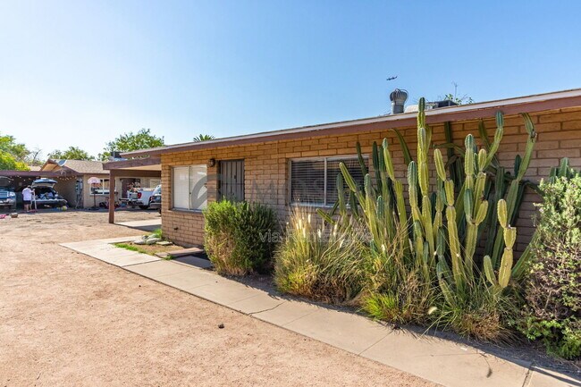 Building Photo - 1204 S McClintock Dr