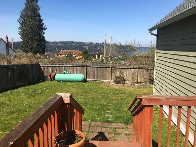 Building Photo - ***PENDING APPLICATION*** 2 Story Pet Friendly Contemporary 3 Bed Home w/ Views, Yard Service Inc...