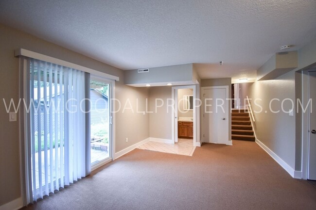 Building Photo - 2 Bedroom + Flex Rm/2 Bath Duplex with Garage
