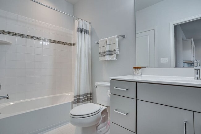 Building Photo - Luxury Townhome with Stunning Views and Pr...