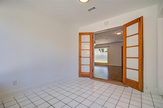 Building Photo - 2006 Gardenia Dr
