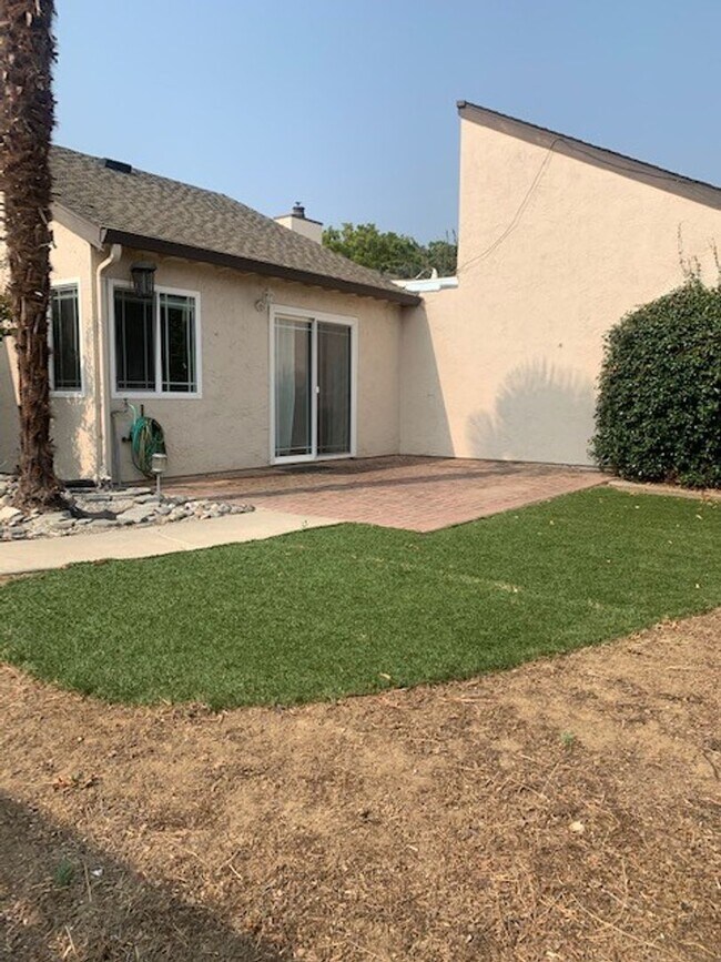 Building Photo - Great 3 Bedroom Townhouse!