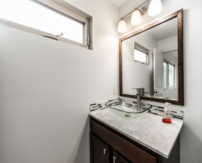 Building Photo - Modern Luxurious Lafayette Townhome for Rent (Right Across From the Oil Center)!