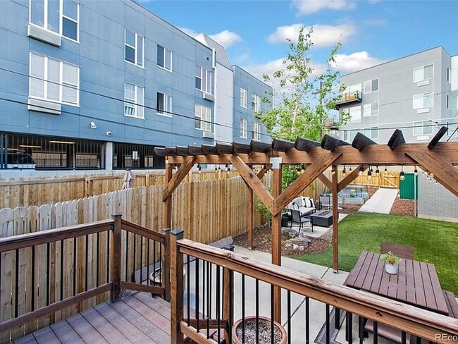 Building Photo - In the Heart of Highlands 2 Bedroom 1 Bath Row Home!