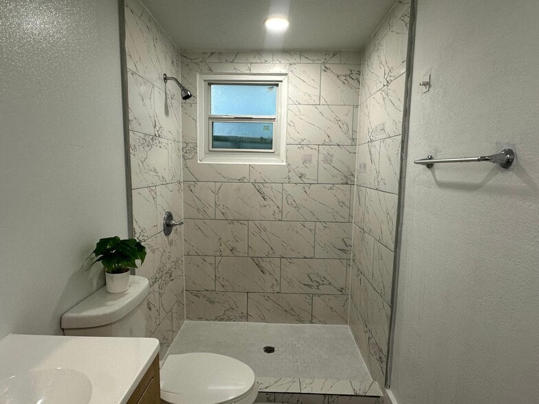 Building Photo - 841 N 69th Ave