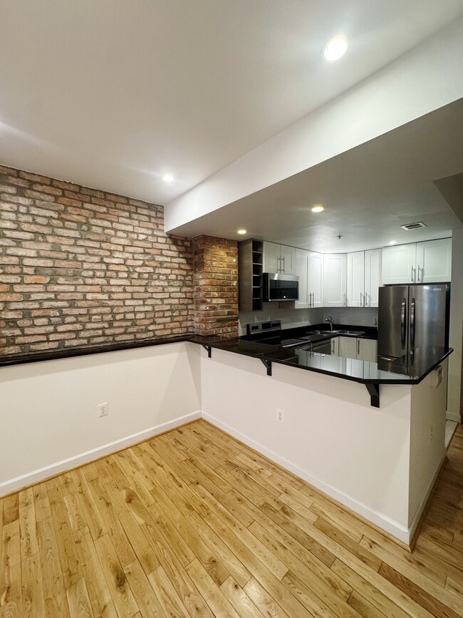 Building Photo - 2242 Ontario Rd NW