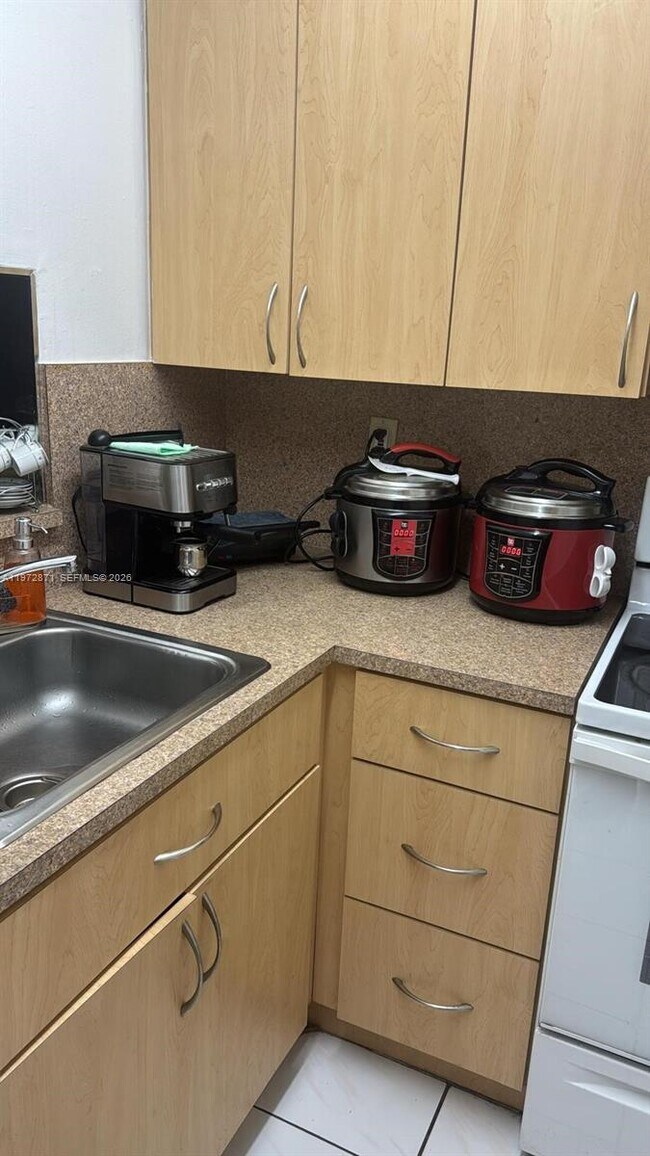 Building Photo - 6200 W Flagler St