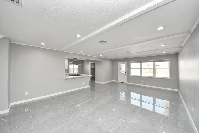 Building Photo - 9222 Sharpview Dr