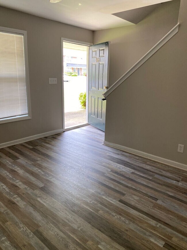 Building Photo - Great 2 bedroom townhome community located...