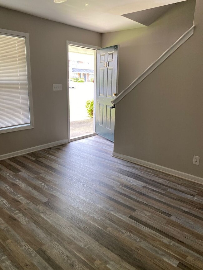 Building Photo - Great 2 bedroom townhome community located near downtown Dallas