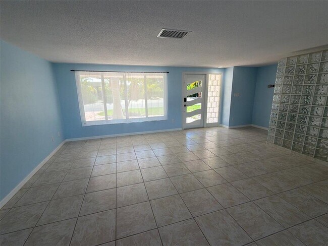 Building Photo - 561 Tarawitt Dr