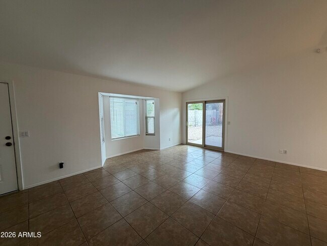 Building Photo - 909 E Escuda Dr