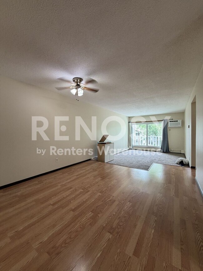 Building Photo - Available Now 2 Bedroom 1 Bath Condo in Fridley