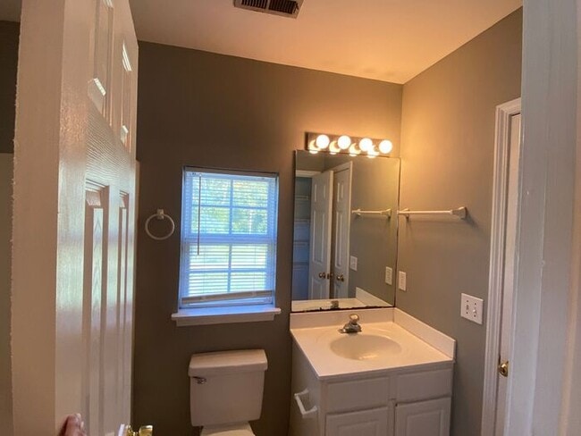 Building Photo - Students Welcome! 4BR home, Open layout, l...