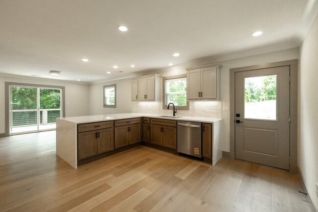 Building Photo - 331 Clover Hill Rd