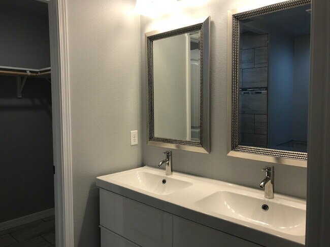 Building Photo - 3/2 In Willow Bend!