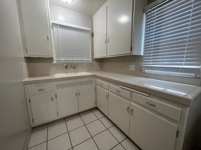 Building Photo - 300 S Oak Knoll Ave