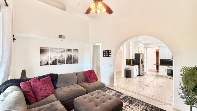 Building Photo - 563 Poets Square